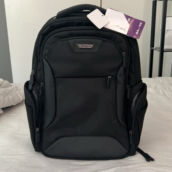 Targus corporate traveler 28L holds 15.6” laptop with safety bumpers for laptop. - Picture 4 of 9